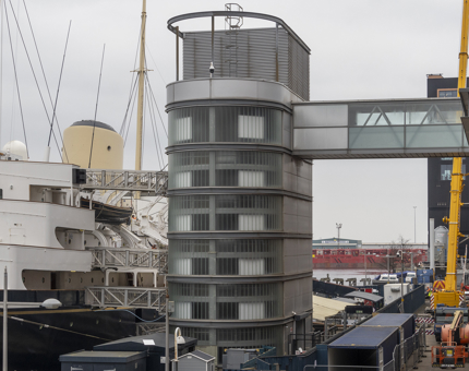 The tall lift tower adjacent to Britannia that connects the ship to the Visitor Centre inside Ocean Terminal Shopping Centre.
