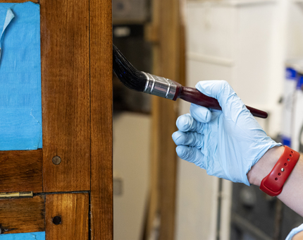 A close-up of the varnishing. 