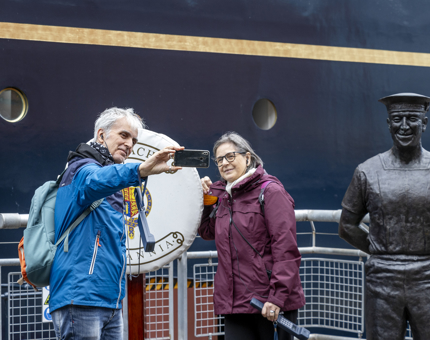 A couple take a selfie next to the statue of Norrie, the longest serving Royal Yachtsman.